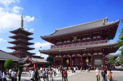 Kaminarimon, Senso-ji's Thunder Gate, with its giant red lantern.
