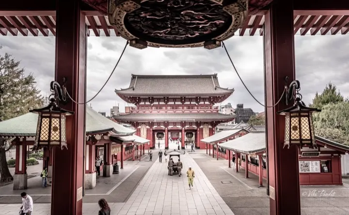 Hozomon, the temple's inner gate, seen from the stairs.