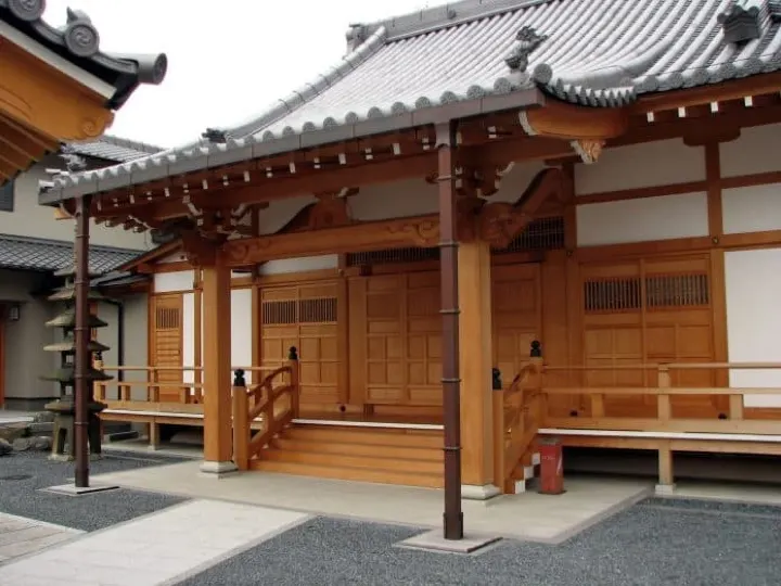 Souzenji Temple, an 8th-century temple with expansive grounds in the Awaji neighborhood.