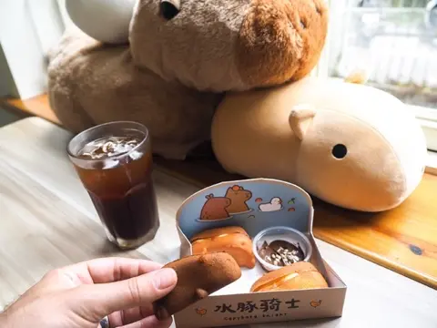 Capybara-shaped cakes served at the cafe.