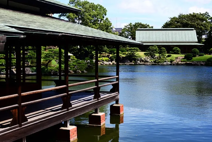 Kiyosumi Teien's pond, crossed via iso-watari stepping stones.