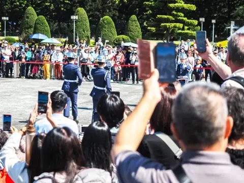 Crowds watching the guard ceremony.