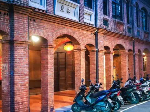 Dihua Street's covered red-brick arcade.
