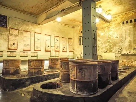 Traditional tea roasting at a Dadaocheng tea shop.