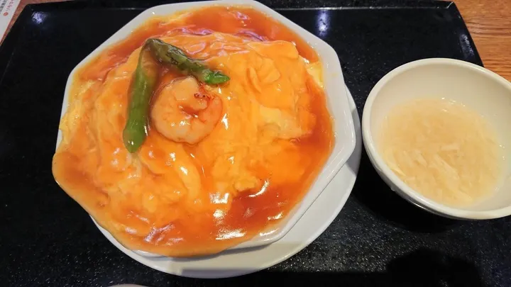 Cheese-melting tenjin donburi from Nankoku Sake-ya.