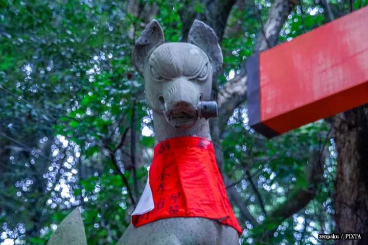 A kitsune (fox) statue, the messenger of Inari, the shrine's deity.