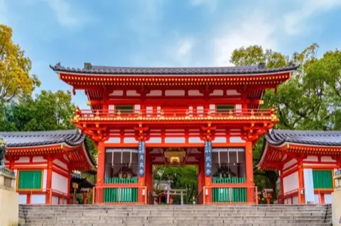 Nishiromon, Yasaka Shrine's vermilion gate.