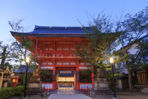 Minamiromon, the shrine's main approach gate.