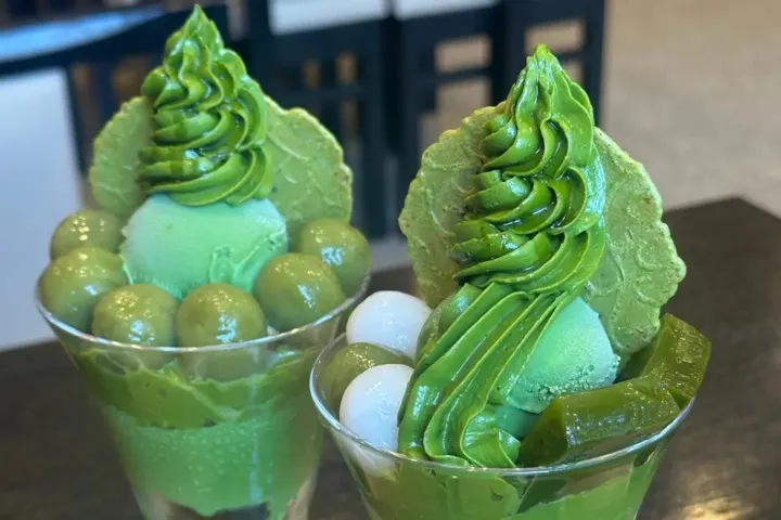 Matcha parfait at Kyosendo, Gion — matcha ice cream, jelly, shiratama mochi, and a crisp tea-leaf senbei.
