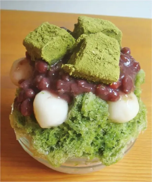 Shaved ice topped with Uji kintoki, shiratama dumplings, and matcha warabi mochi at Umezono.