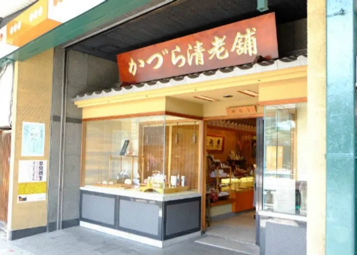 Kazurasei Roho's storefront in Gion, a kanzashi hairpin and comb specialist open since 1865.