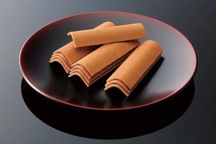 Baked yatsuhashi, Kyoto's classic cinnamon cracker, from Izutsu Yatsuhashi Honpo's Gion main store.