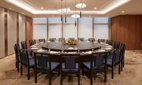 Large round-table private dining room, seats a big family group.