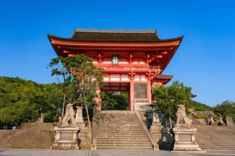 Niomon, the vermilion entrance gate.