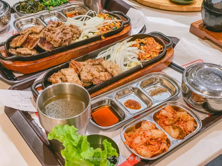 Eight-Color Grilled Meat mini's Korean-style grilled pork and beef platters.