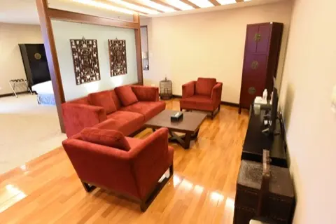 Chinese-style suite lounge area.