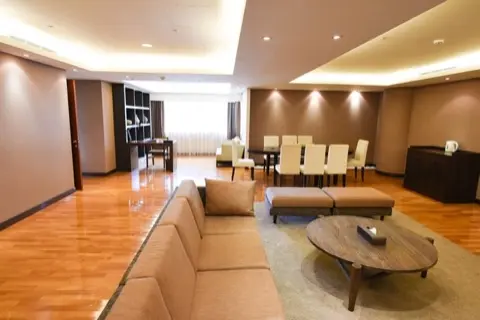 Family suite living and lounge area.