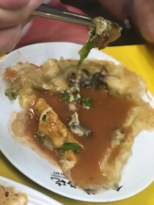Oyster omelet (o-a-jian), eggs and oysters fried with a starchy batter.
