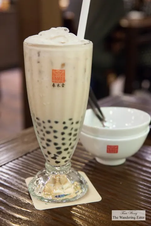 Bubble (pearl) milk tea with chewy tapioca pearls.