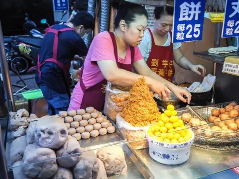 Ningxia: Liu Yu Zi fried taro balls.