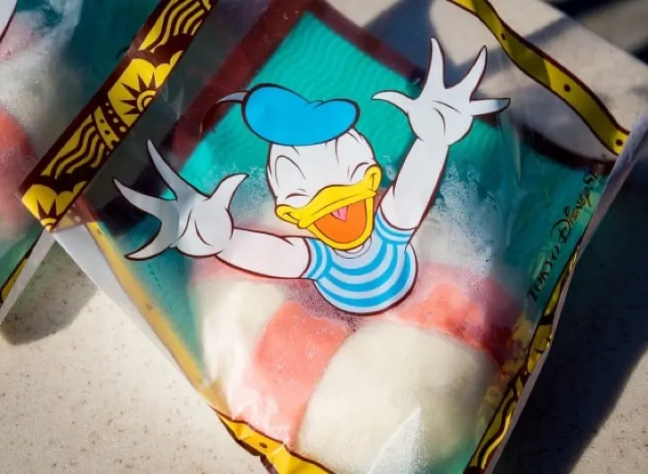 The Ukiwa Bun, a shrimp-filled bun shaped like a life preserver with Donald Duck peeking out — a Seaside Snacks specialty found only at DisneySea.