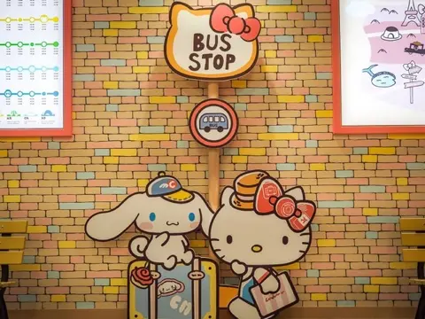 The Hello Kitty-themed gate.
