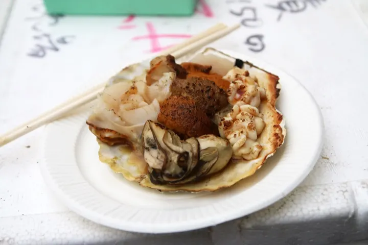 Grilled seafood street snacks, a popular quick bite while browsing the market.