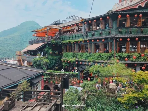 A lantern-lit teahouse in Jiufen.