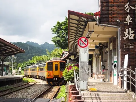 Shifen Old Street, built along the train tracks.
