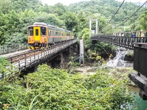 The trail to Shifen Waterfall.
